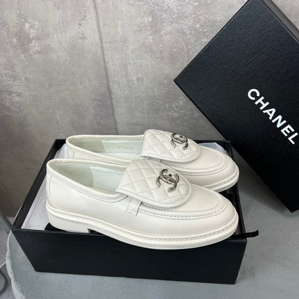 CHANEL 26S LOAFERS IN WHITE QUILTED CALFSKIN WITH CC LOGO