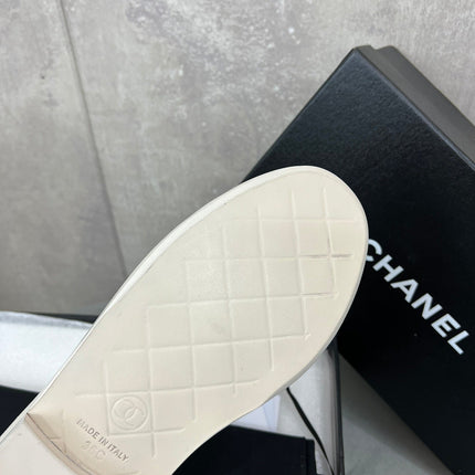 CHANEL 26S LOAFERS IN WHITE QUILTED CALFSKIN WITH CC LOGO