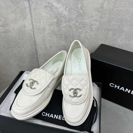 CHANEL 26S LOAFERS IN WHITE QUILTED CALFSKIN WITH CC LOGO