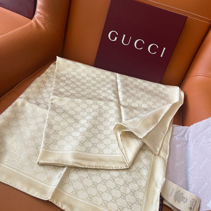 GUCCI 26S SCARF 90 IN SILK 816289