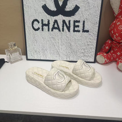 CHANEL 26S QUILTED SLIDE SANDALS IN WHITE CALFSKIN