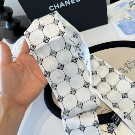 CHANEL 26S TWILLY SCARF 120 IN SILK 395878