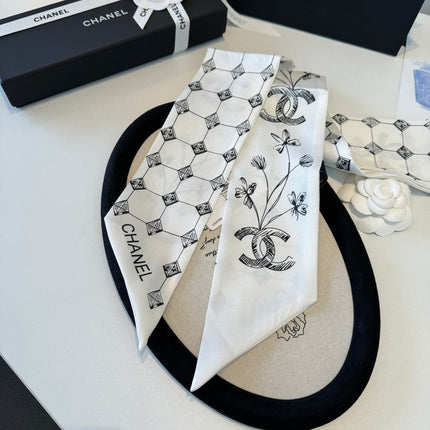 CHANEL 26S TWILLY SCARF 120 IN SILK 395878