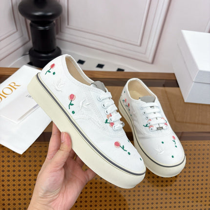 DIOR 26S LOW TOP SNEAKERS IN WHITE CANVAS WITH FLORAL EMBROIDERY