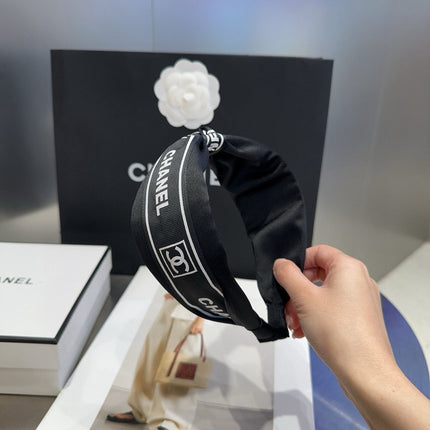 CHANEL 26S HEADBAND IN BLACK AND WHITE FABRIC 505314