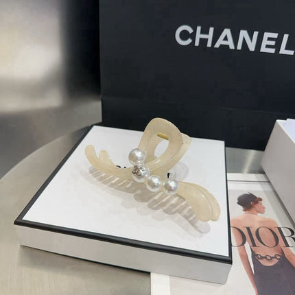 CHANEL 26S CLAW HAIR CLIP IN IVORY ACRYLIC 512092