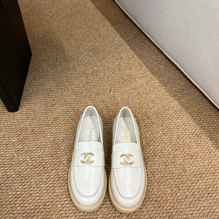 CHANEL 26S LOAFER IN WHITE PATENT CALFSKIN CC LOGO