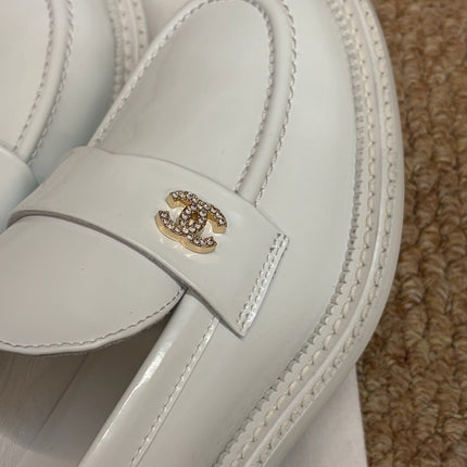 CHANEL 26S LOAFERS IN WHITE PATENT CALFSKIN CC LOGO