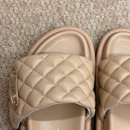 CHANEL 26S SLIDE SANDALS IN BEIGE QUILTED CALFSKIN WITH LOGO PLAQUE