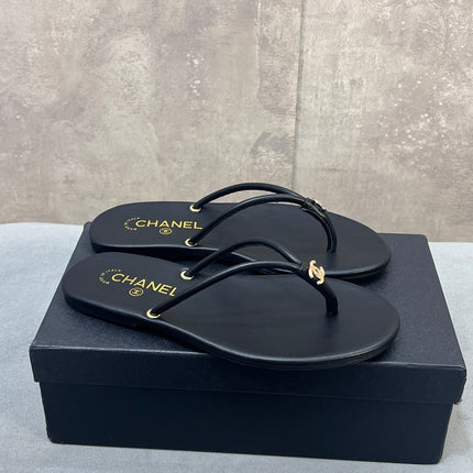 CHANEL 26S FLIP FLOPS IN BLACK CALFSKIN CC LOGO