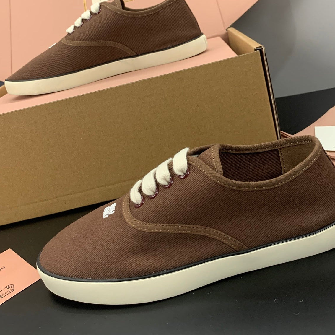26S LACE UP SNEAKERS IN DARK BROWN CANVAS RUBBER SOLE