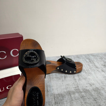 GUCCI 26S PLATFORM MULES IN BLACK PATENT CALFSKIN