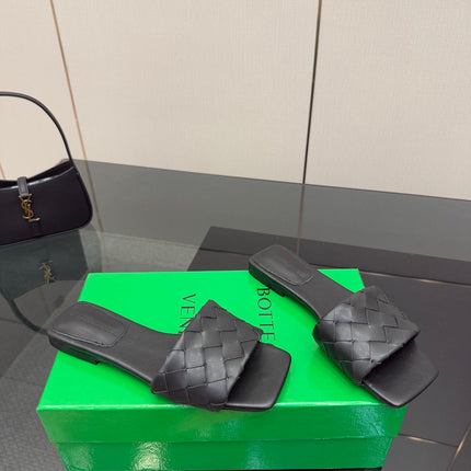 BOTTEGA VENETA LIDO FLAT SANDALS IN BLACK CALFSKIN